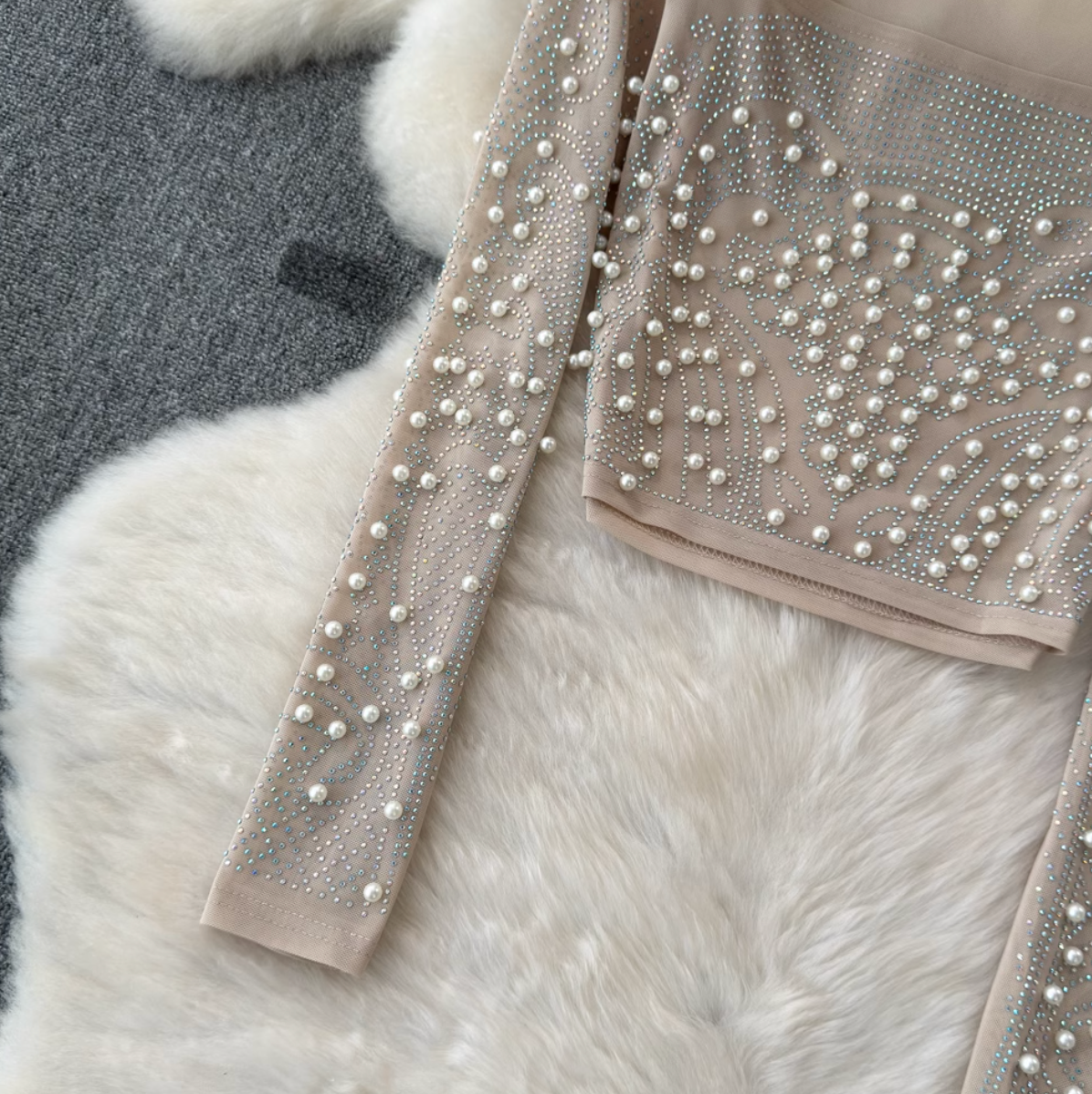 Oberteil mit eckigem Ausschnitt und Perlenverzierung