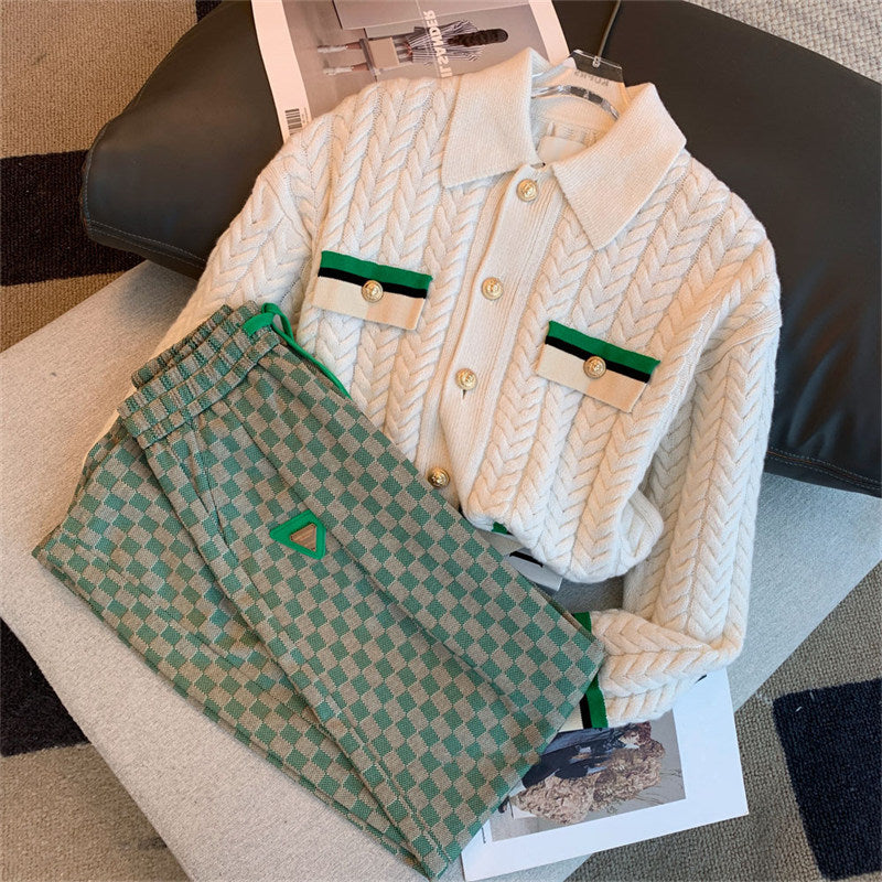 Cardigan délicat et pantalon à carreaux 2 pièces