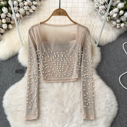 Oberteil mit eckigem Ausschnitt und Perlenverzierung