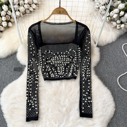 Oberteil mit eckigem Ausschnitt und Perlenverzierung