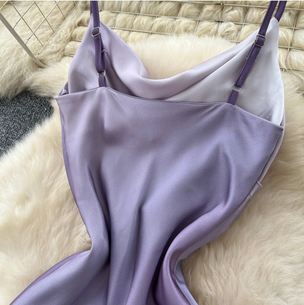 Slipdress mit drapiertem Ausschnitt und Farbverlauf in Lila