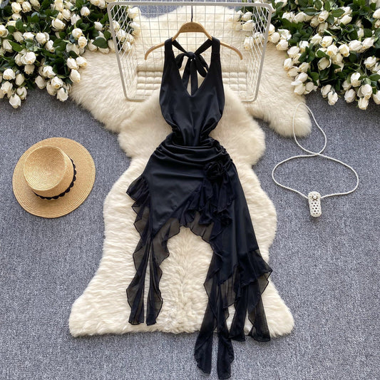 Unregelmäßig geschnittenes plissiertes schwarzes Kleid