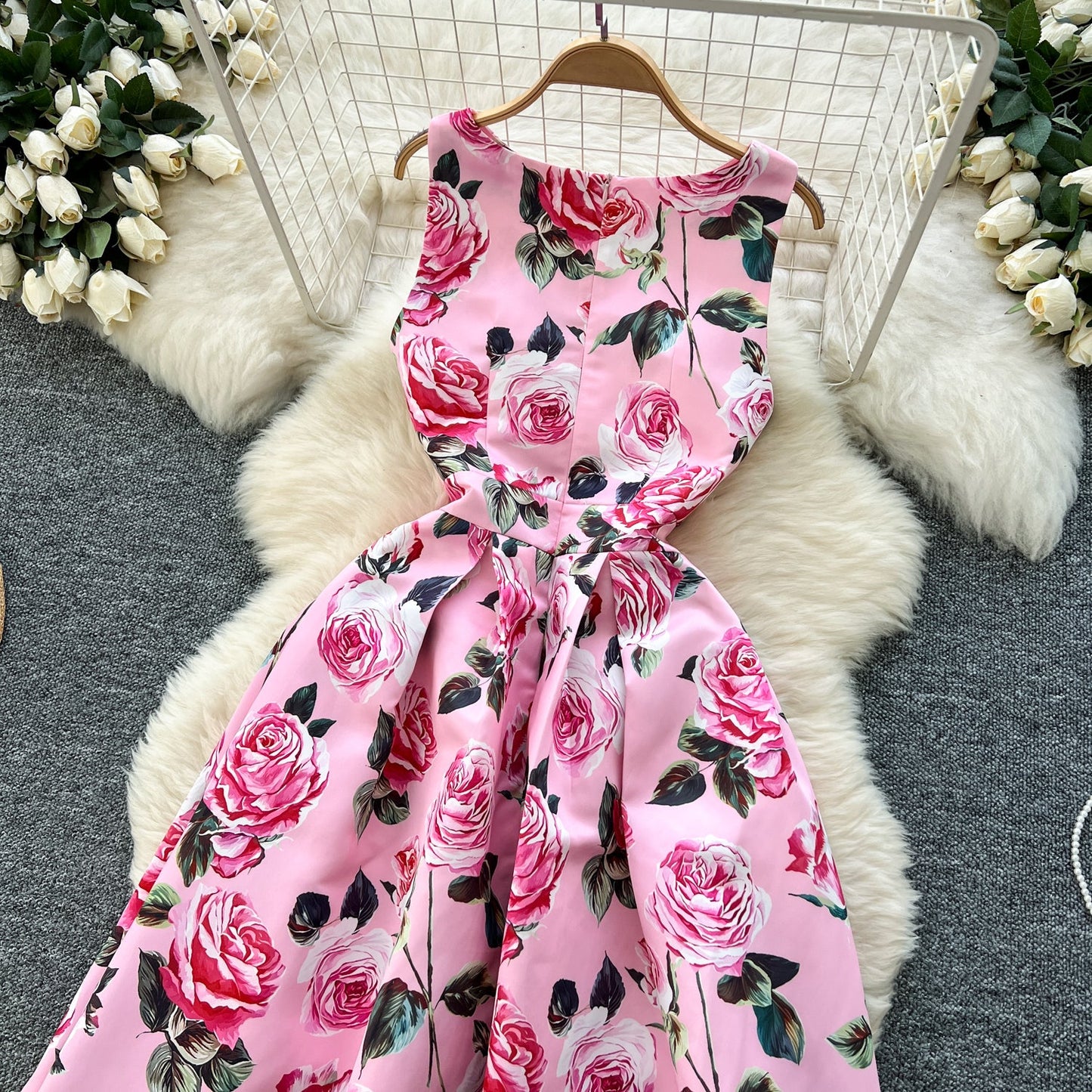 Ärmelloses Blumenkleid im Vintage-Stil