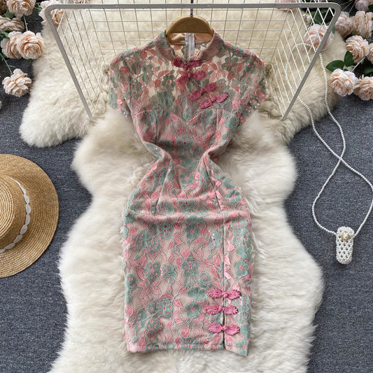 Besticktes Cheongsam-Kleid mit Blumendruck und Schlitz