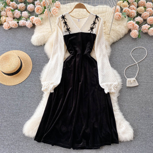 Robe en velours à taille cintrée et décolleté en V